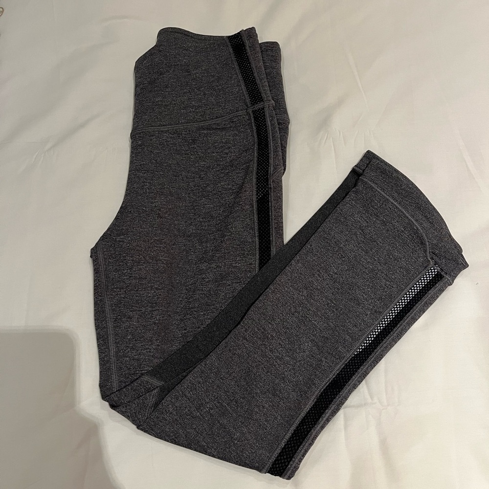 LULU LEMON GREY ANKLE CUT LEGGINGS WITH BLACK SIDE STRIPE DETAIL SIZE 4!